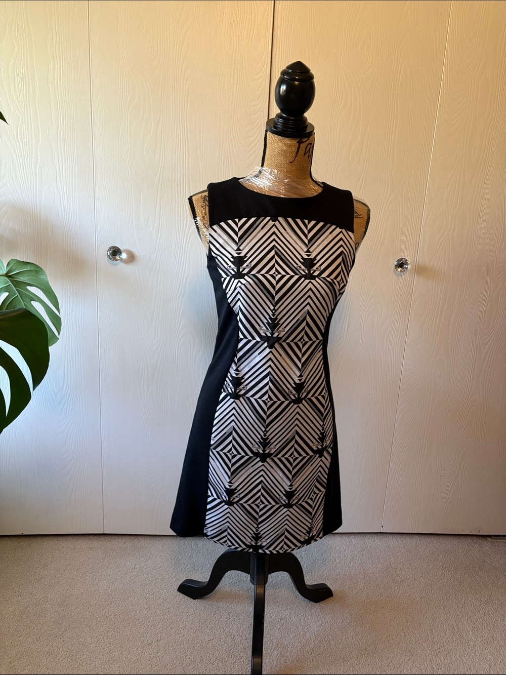 Point Zero Black and White Geometric Sheath Dress